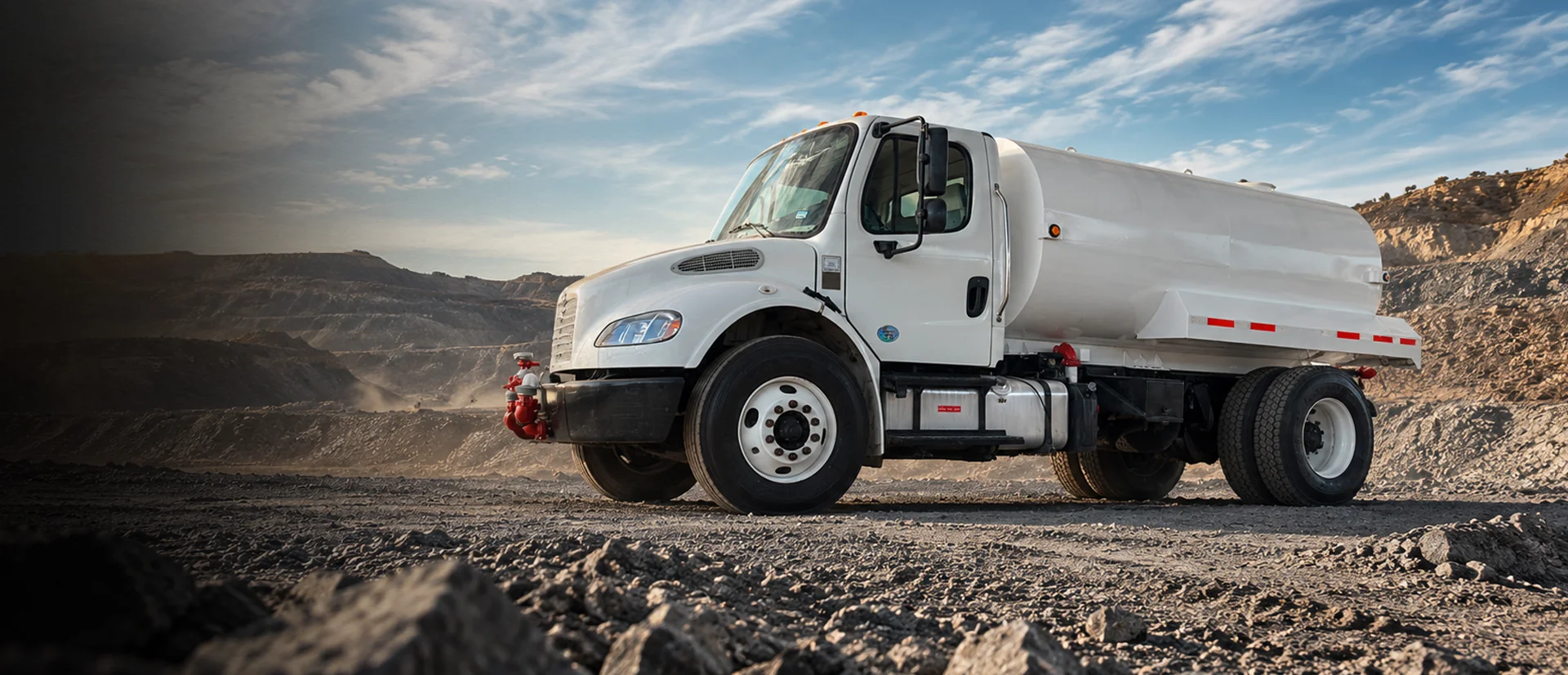 Camión pipa de agua Water Truck Store en carretera